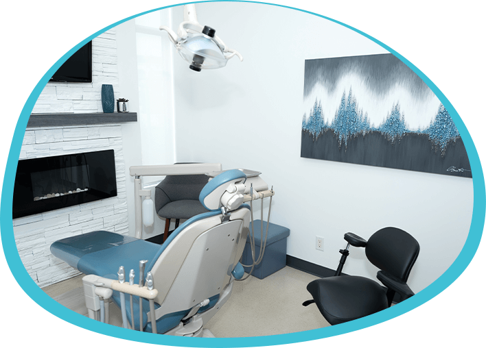 Mur avec toiles d'art par Anick Boulet